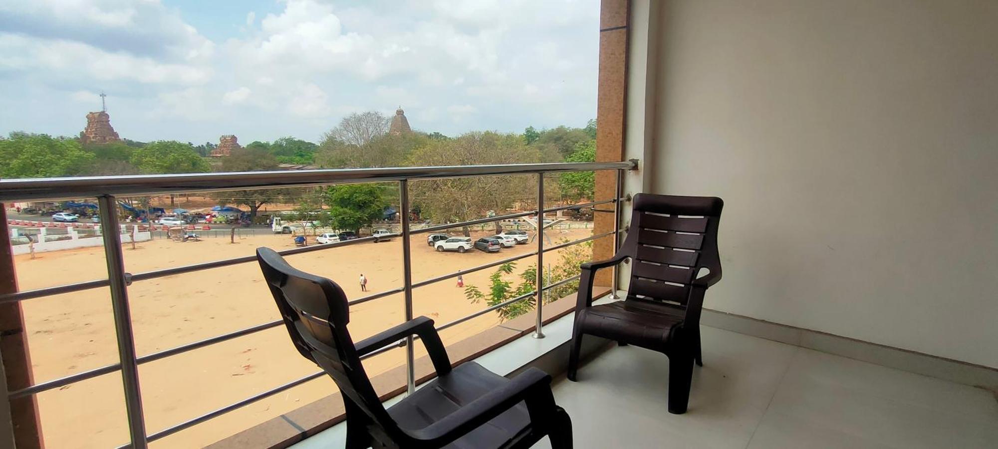 Srirathna Temple View Inn Thanjavur Extérieur photo